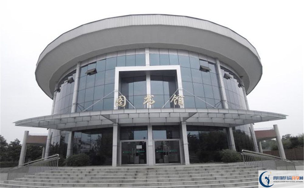 成都市龍泉中學(xué)一年的學(xué)費(fèi)是多少？