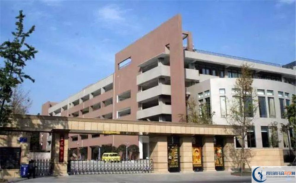 成都市田家炳中學(xué)的高中住宿好不好？