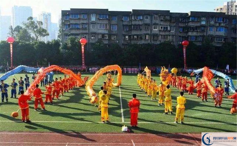 成都七中八一學(xué)校一學(xué)期的學(xué)費(fèi)是多少？