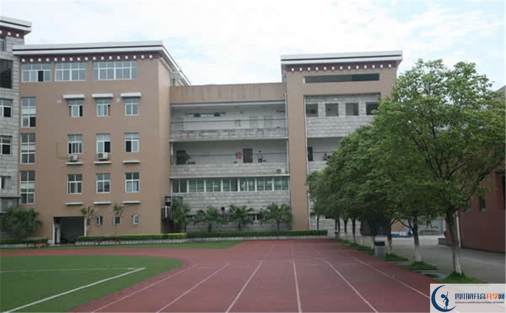 成都西藏中學(xué)一學(xué)期的學(xué)費(fèi)是多少？
