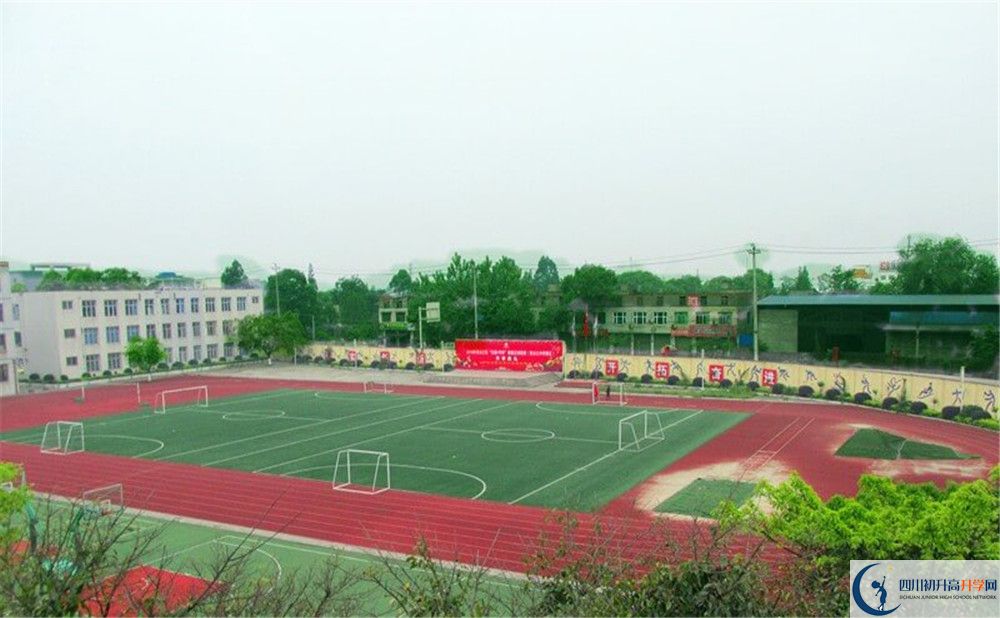 青白江中學(xué)一學(xué)期的學(xué)費是多少？