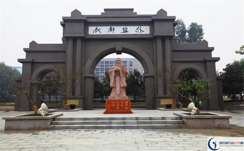 鹽道街外國(guó)語(yǔ)學(xué)校一學(xué)期的學(xué)費(fèi)是多少錢(qián)？