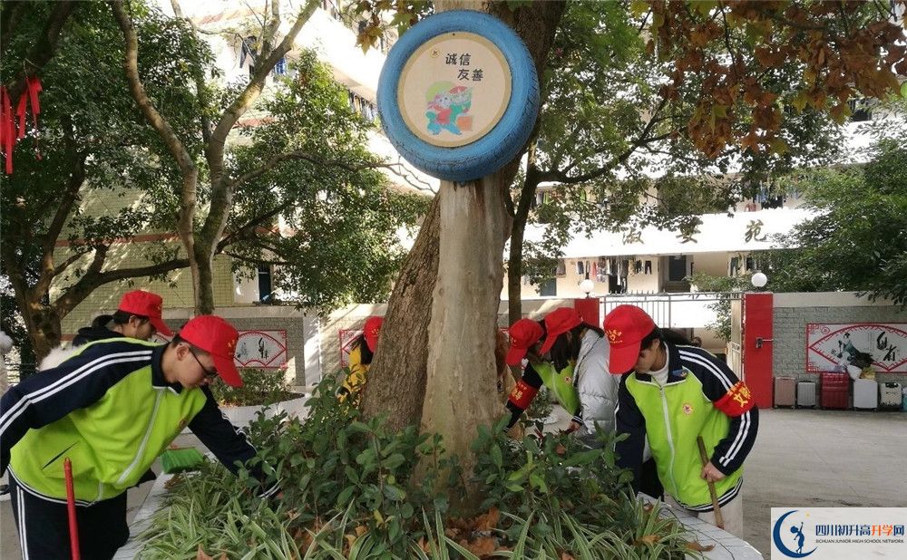 養(yǎng)馬中學(xué)一學(xué)期的學(xué)費(fèi)是多少？