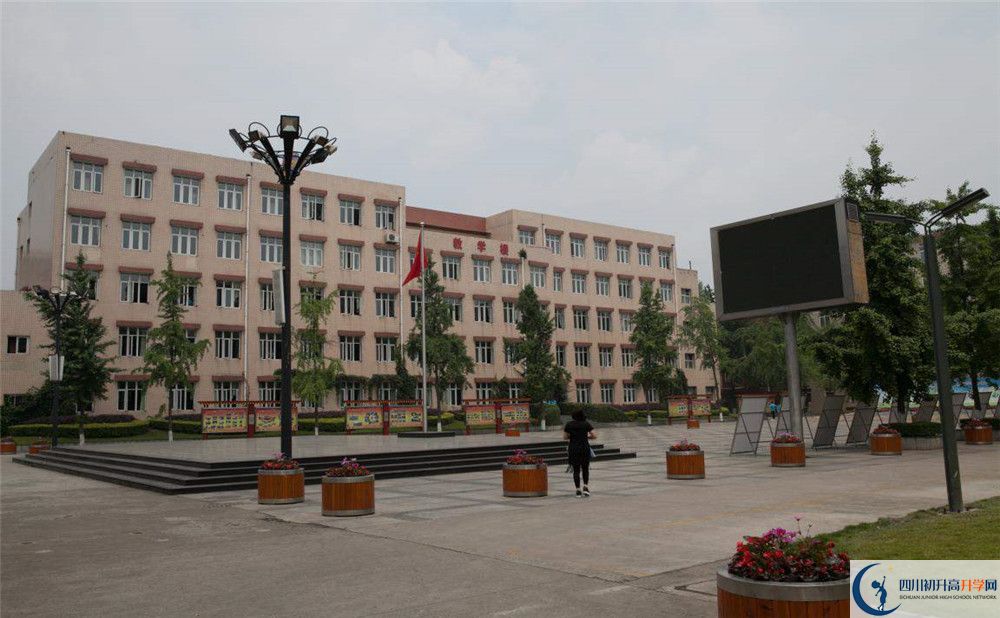 考成都西藏中學(xué)的分?jǐn)?shù)線是多少？