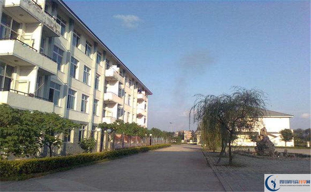 淮口中學(xué)的學(xué)費(fèi)一期是多少？