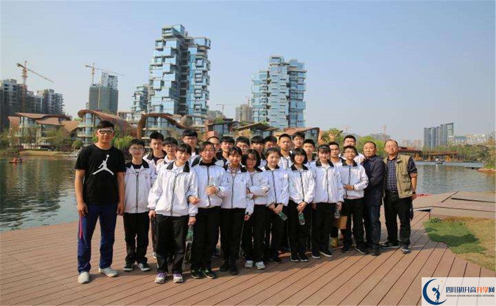 近幾年鹽道街外國語學校高中錄取的分數線是多少？