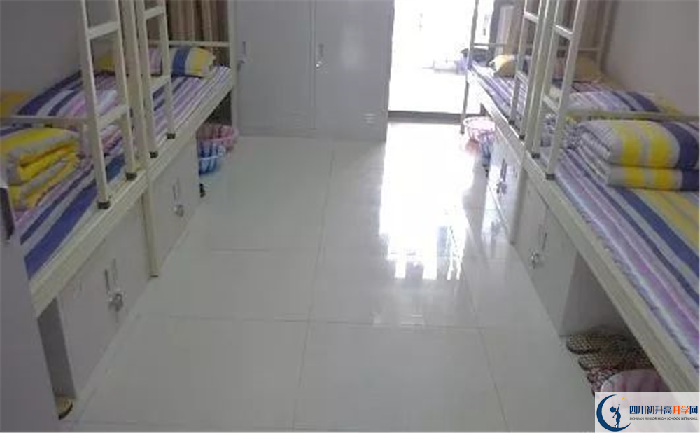 成都市第三中學住宿費用是多少？