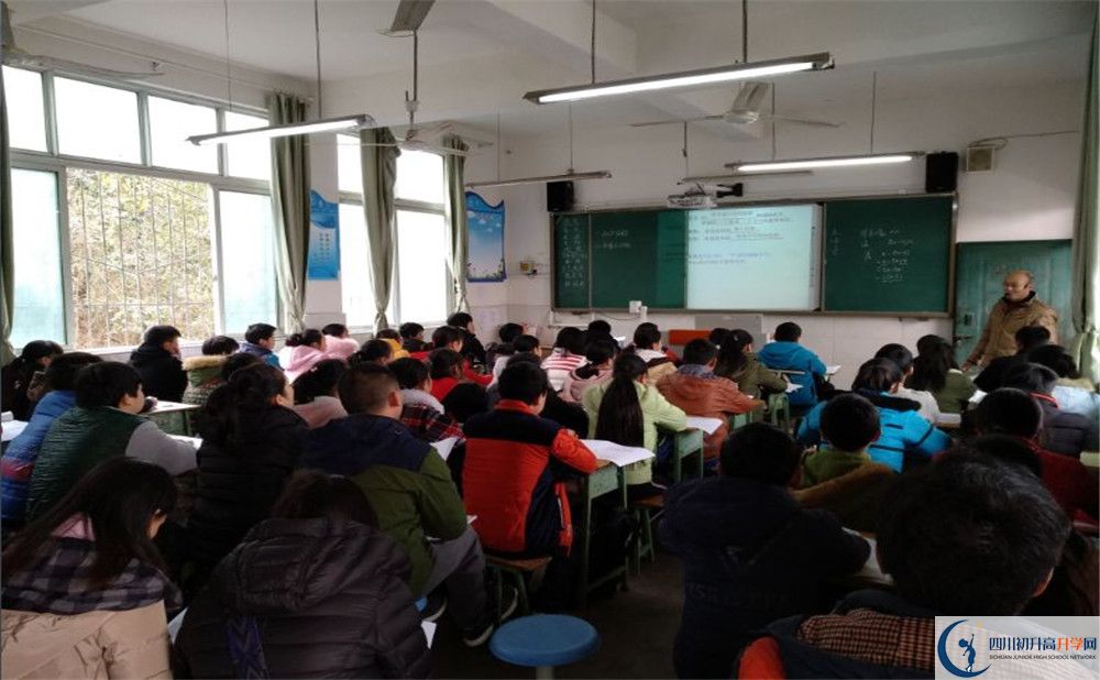 成都市田家炳中學(xué)初升高向外地招生嗎？