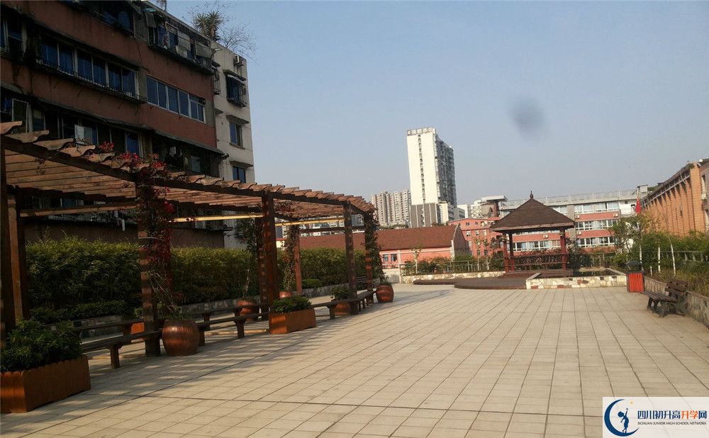 通錦中學(xué)住宿的費(fèi)用是多少？