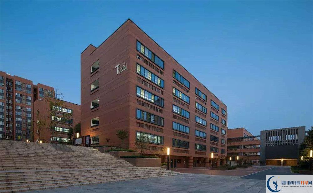 成都實(shí)外新都五龍山學(xué)校的高中住宿怎么樣？