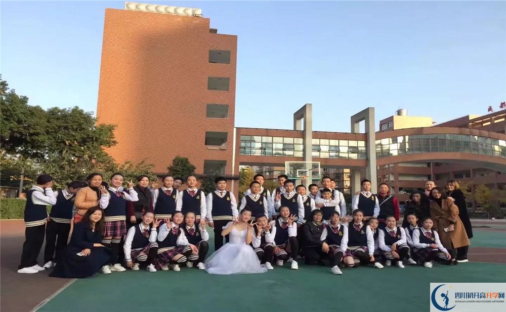 成都十二中（四川大學(xué)附屬中學(xué)）是私立收費(fèi)嗎？