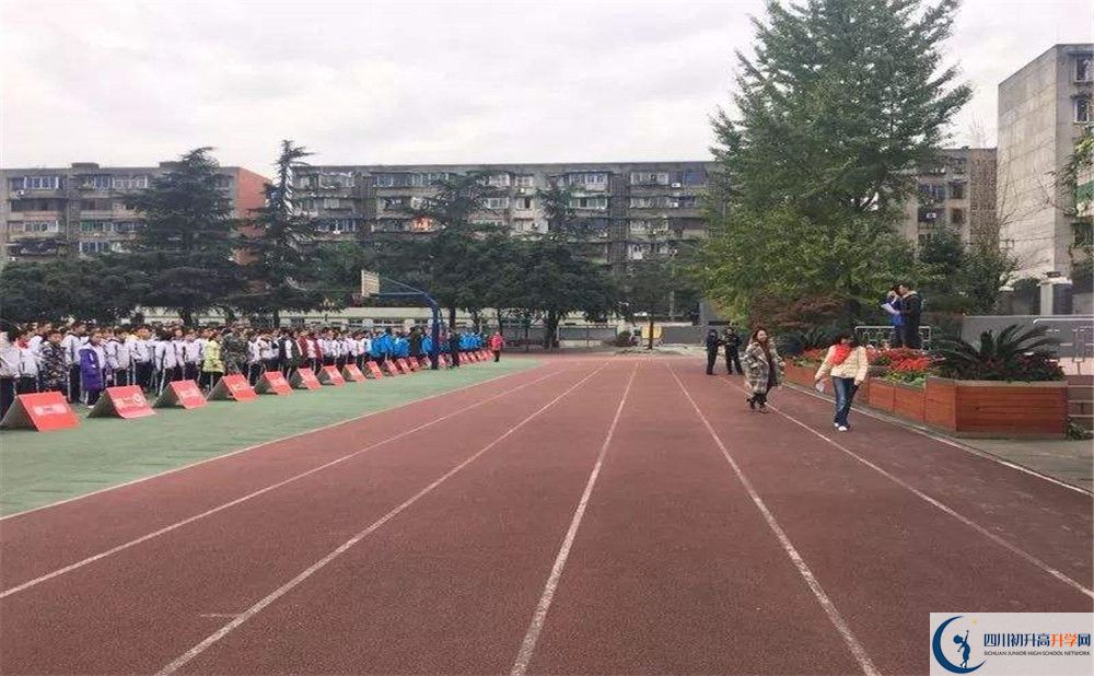 成都十八中實(shí)驗(yàn)班人數(shù)是多少？