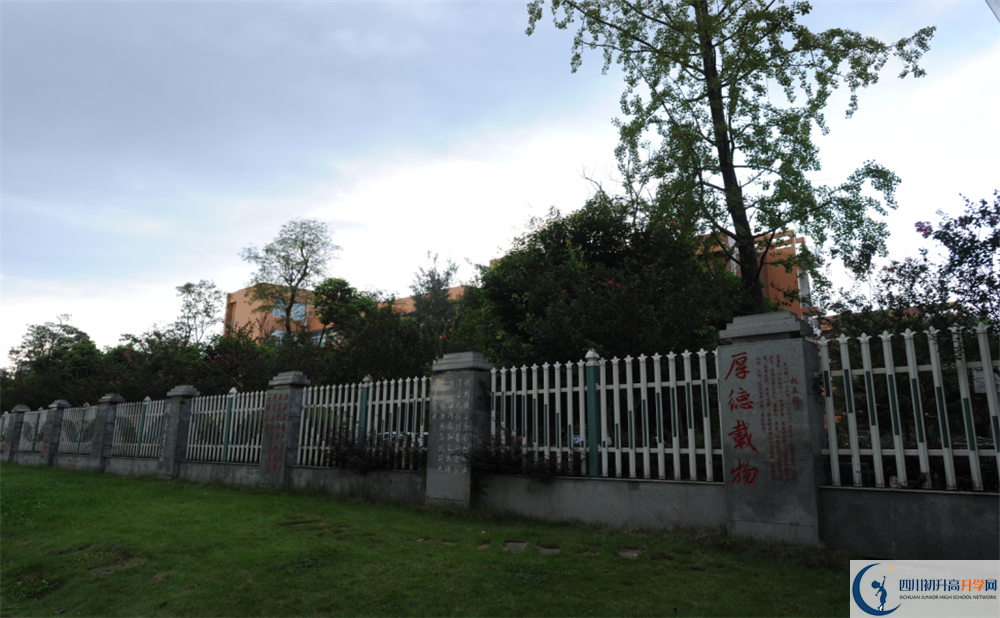 溫江中學(xué)實驗班人數(shù)是多少？