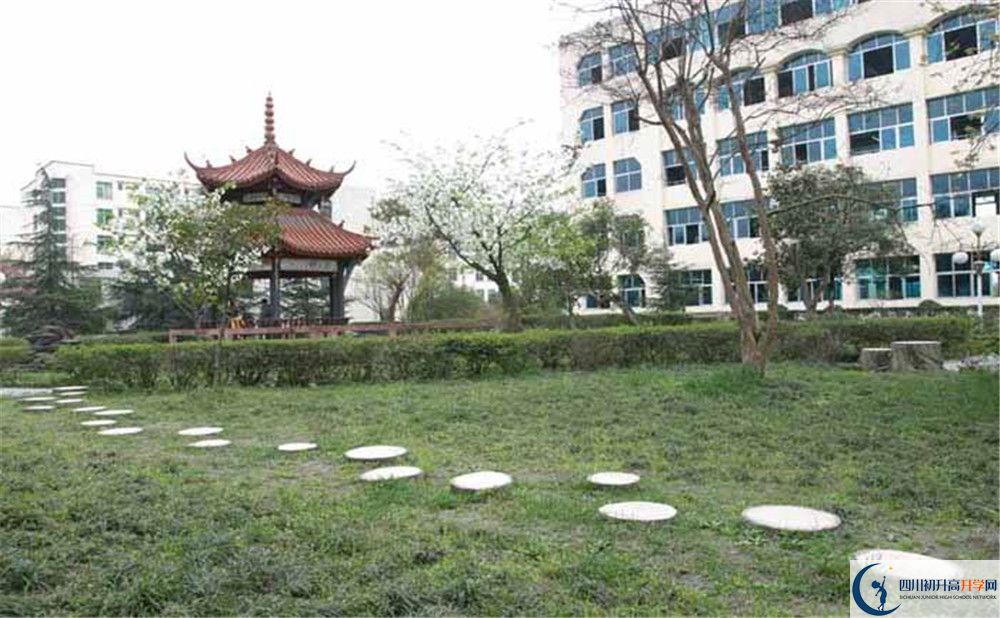 都江堰外國語實驗學(xué)校是私立收費嗎？