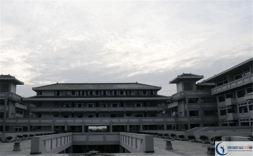 成都石室中學(xué)北湖校區(qū)與成都七中實驗學(xué)校哪一個好？