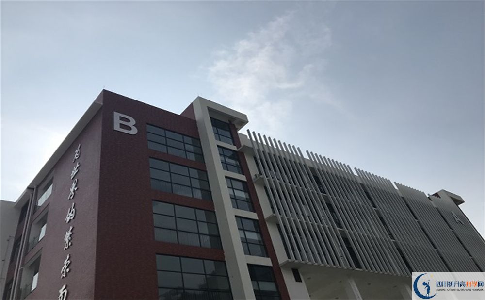 北京第二外國語學(xué)院成都附屬中學(xué)在校學(xué)生總?cè)藬?shù)是多少？