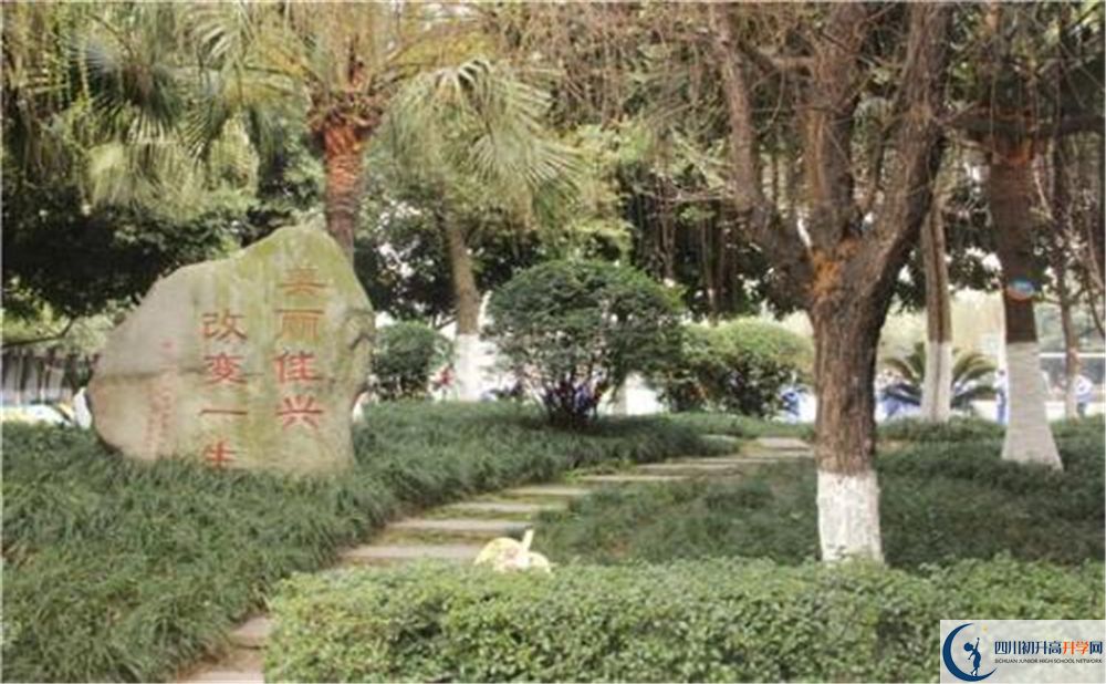成都石室佳興外國語學(xué)校在校學(xué)生總?cè)藬?shù)是多少？