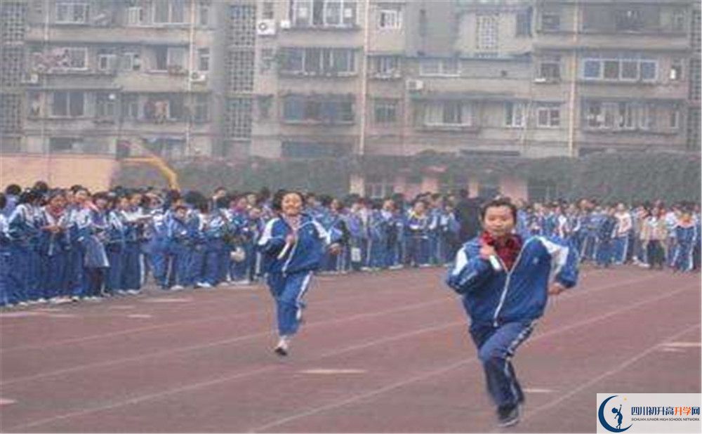 成都新世紀外國語學校在校學生總?cè)藬?shù)是多少？