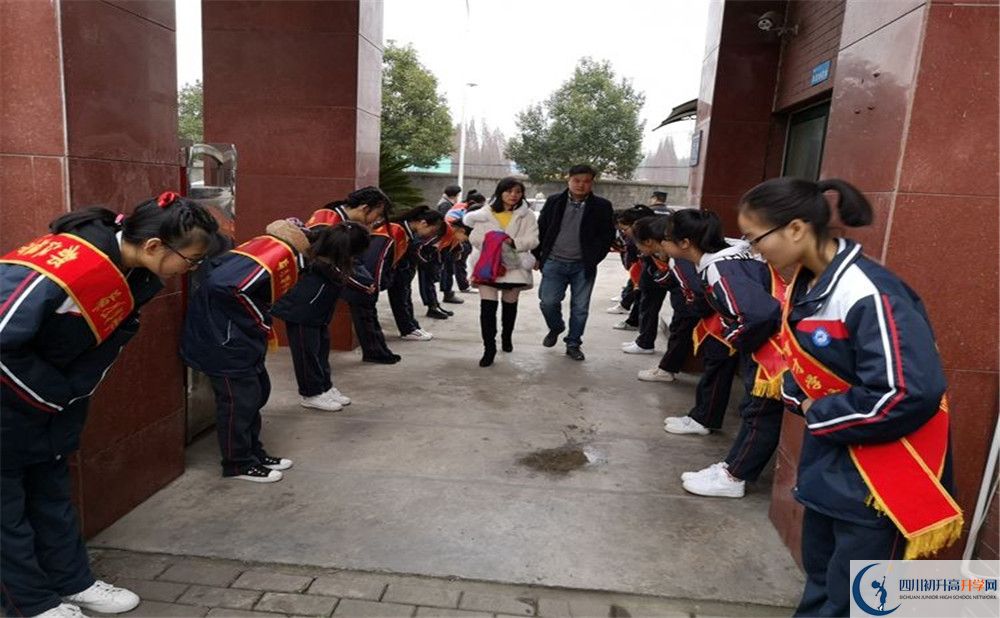 都江堰育才學(xué)校在校學(xué)生總?cè)藬?shù)是多少？