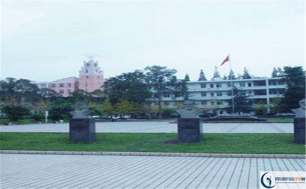郫縣二中在校學(xué)生總?cè)藬?shù)是多少？