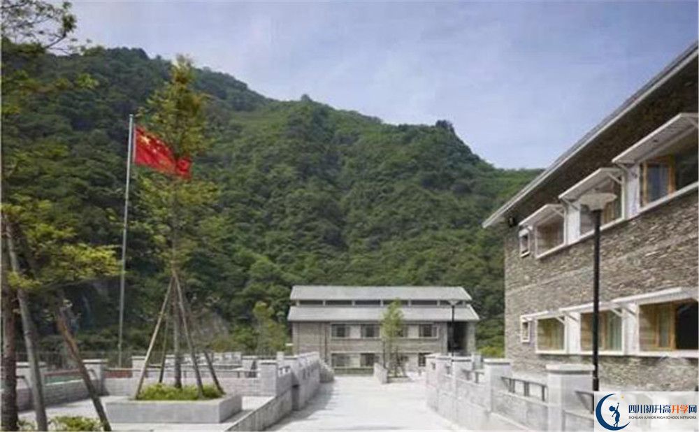臥龍?zhí)貐^(qū)中學今年的錄取條件是否有變化？